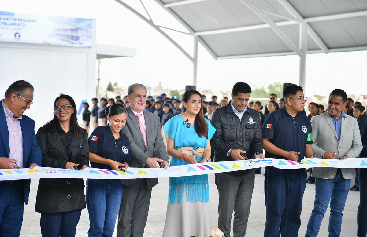 Tere Jiménez corta el listón del Bachillerato Cívico Estatal en El Reencuentro junto a alumnos y funcionarios