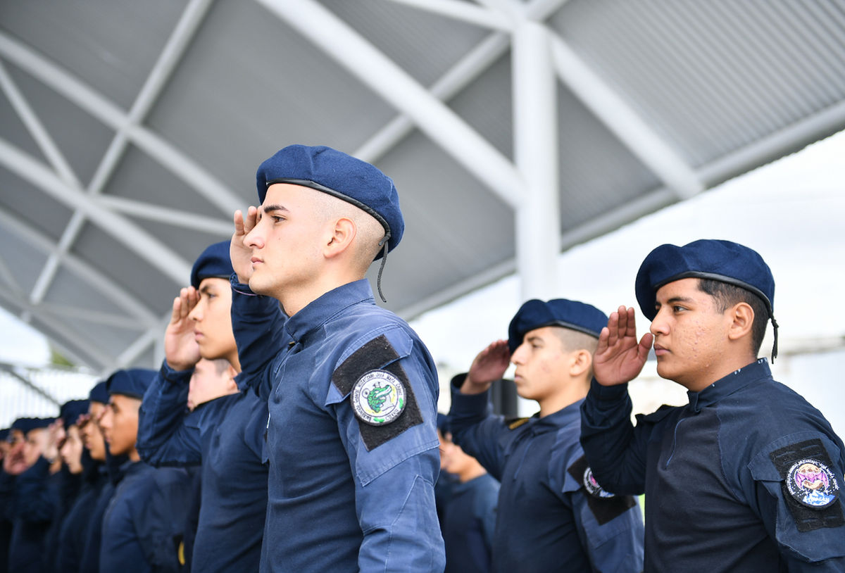 Alumnos del Bachillerato Cívico Estatal saludan a la bandera durante los honores en El Reencuentro