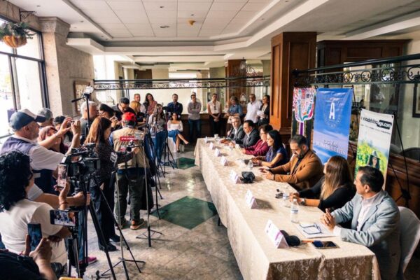 Rueda de prensa de Elige Vino Mexicano con integrantes del Clúster Comunidad del Vino ante medios en Aguascalientes